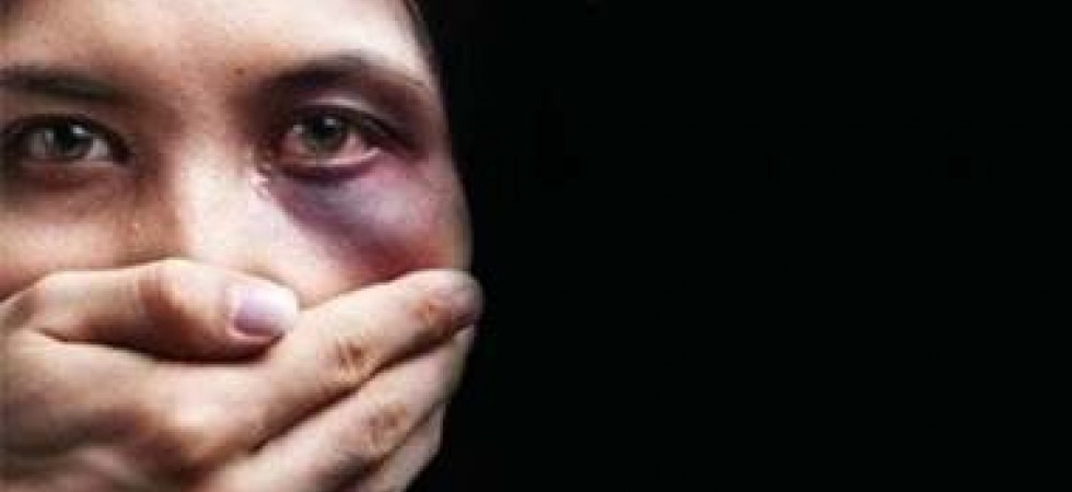 Da 30 anni subisce violenze e minacce dal marito che era stata obbligata a sposare